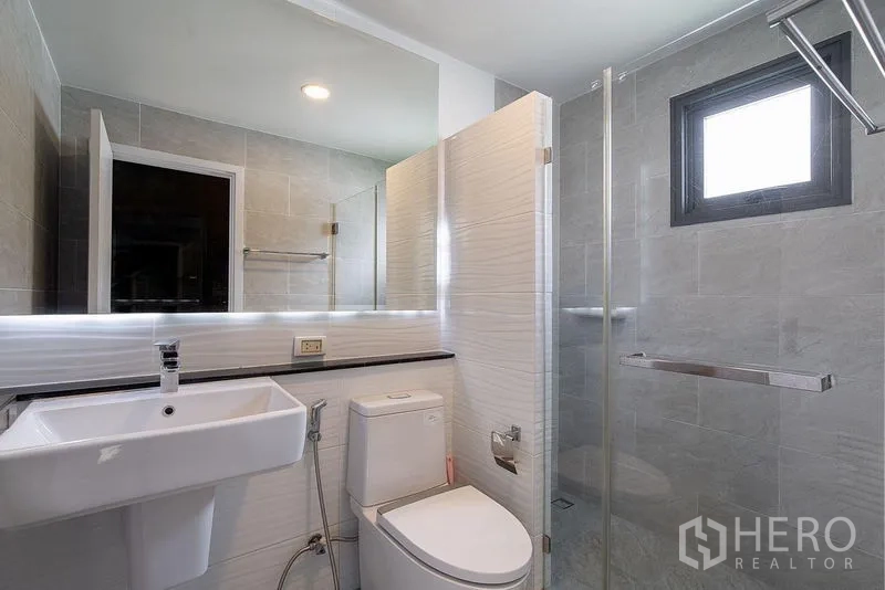 บ้าน ให้เช่าในBang Phli, Samut Prakan - ห้องน้ำสมัยใหม่ พร้อมห้องอาบน้ำกระจก อ่างล้างหน้า และโถสุขภัณฑ์