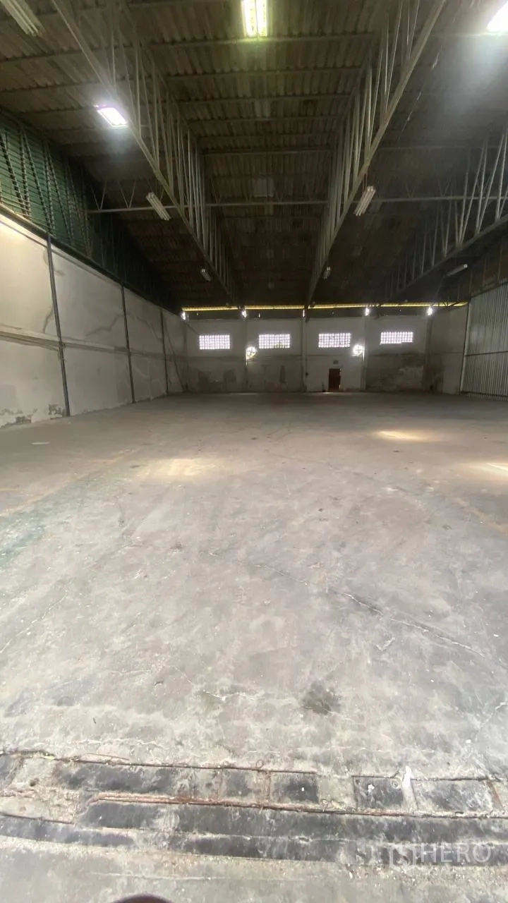 工厂 for rent in Bang Phli, Samut Prakan - 宽阔生产区，挑高屋顶及墙面通风砖。