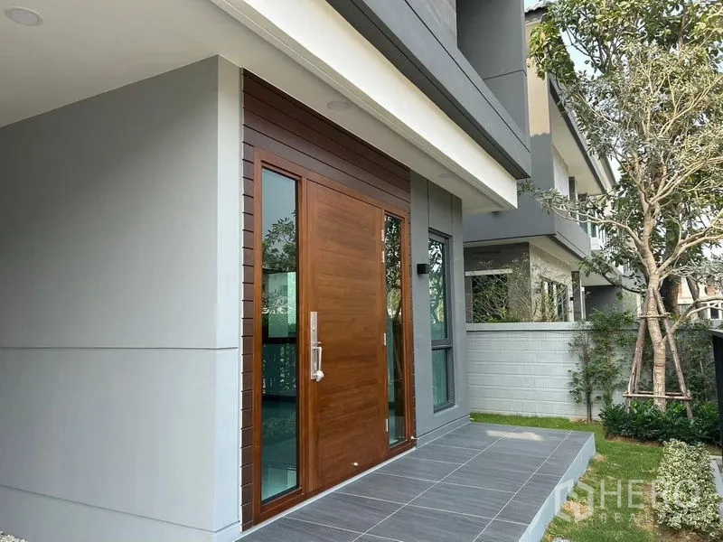 บ้าน ให้เช่าในBang Phli, Samut Prakan - ทางเข้าไม้สักบานใหญ่ พร้อมช่องแสงและสวนหย่อมข้างบ้าน