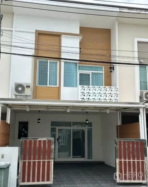 Townhouse for rent in Bang Phli, Samut Prakan - Modern two-storey townhouse facade with gated carport and balcony in Casa City Bangna.