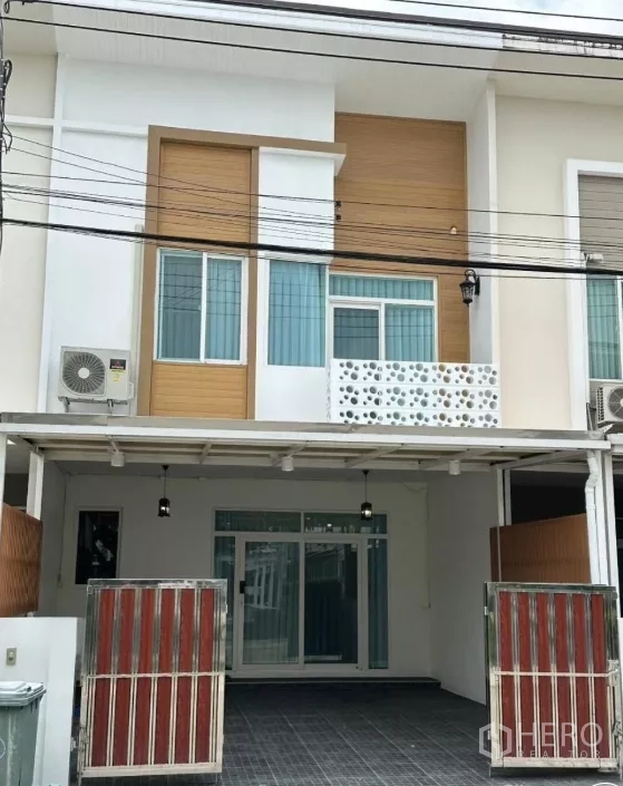 联排别墅 出租在Bang Phli, Samut Prakan - Casa City Bangna 两层联排别墅外观，带车库与阳台。