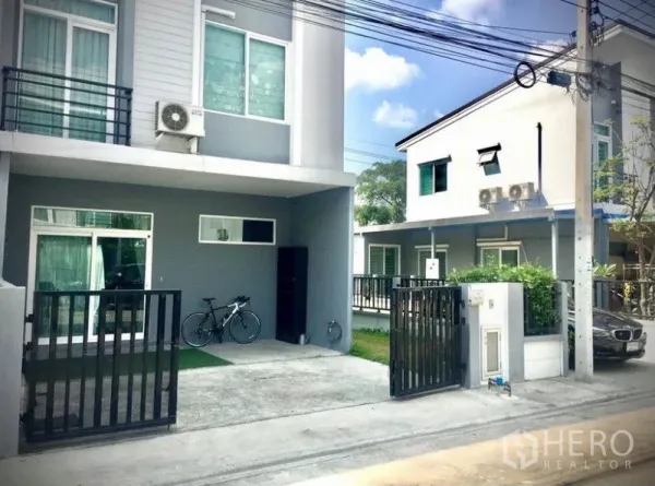 独立式住宅 出租或出售在Bang Phli, Samut Prakan - 两层现代独栋外观，带大门与有顶车位