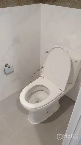 带办公室的家 出租在Suan Luang, Bangkok - 客用卫生间，座便器与马赛克装饰墙。