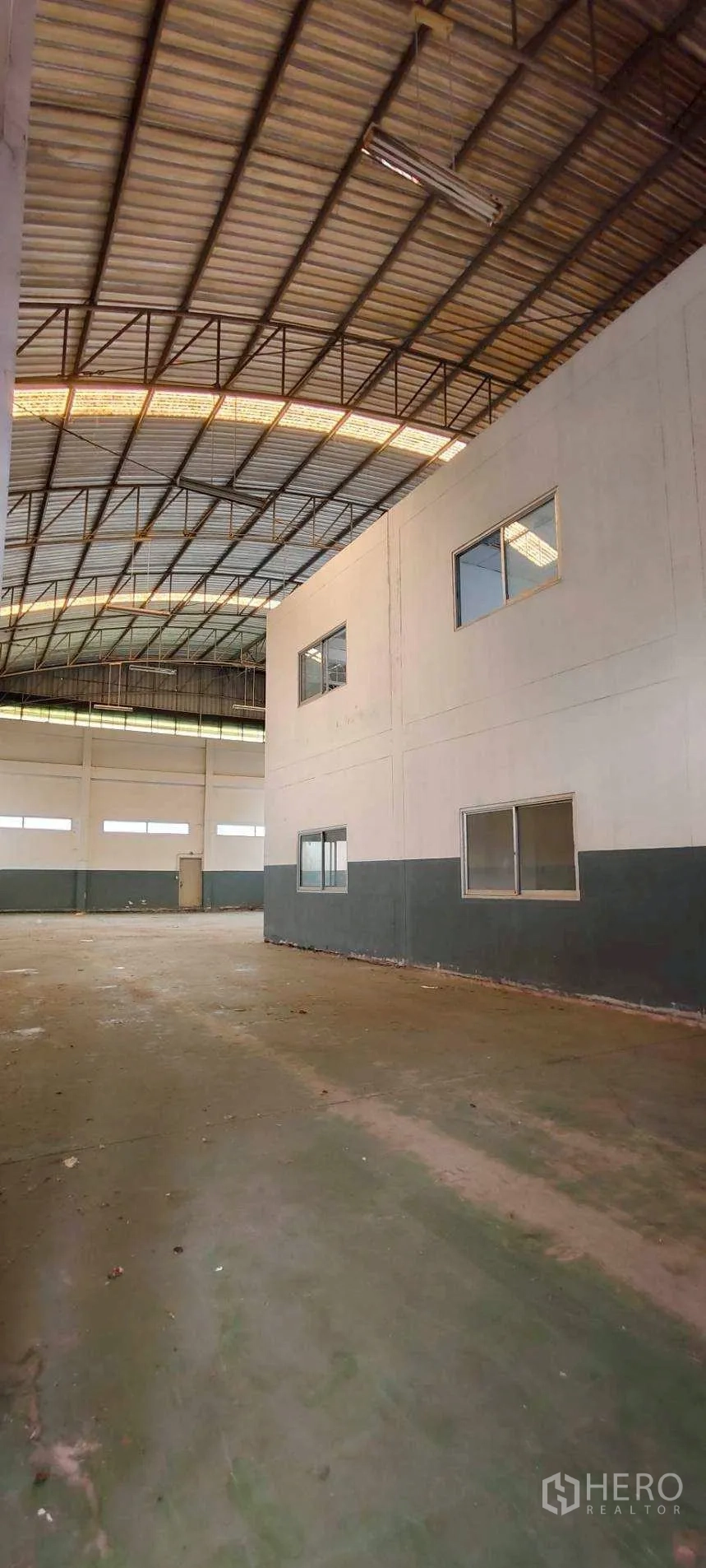 Factory for rent in Khlong Luang, Pathum Thani - Tall view of arched metal roof and clear-span floor area.
