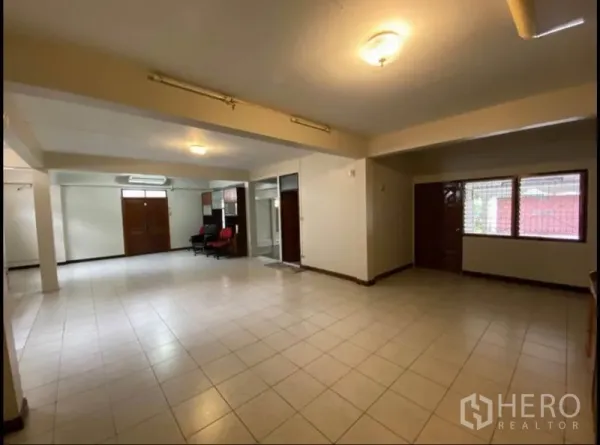 带办公室的家 出租在Suan Luang, Bangkok - 一层空间铺瓷砖，多个出入口与玻璃隔断，布局灵活。