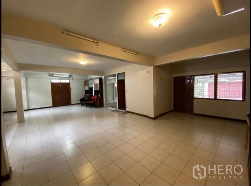 带办公室的家 出租在Suan Luang, Bangkok - 一层空间铺瓷砖，多个出入口与玻璃隔断，布局灵活。