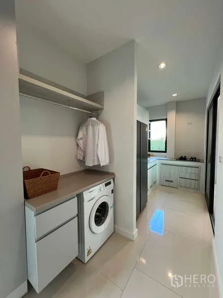 บ้าน ขายในSaphan Sung, Bangkok - โซนซักล้างและครัว พร้อมเครื่องซักผ้า ตู้เก็บของ และพื้นกระเบื้องสว่าง