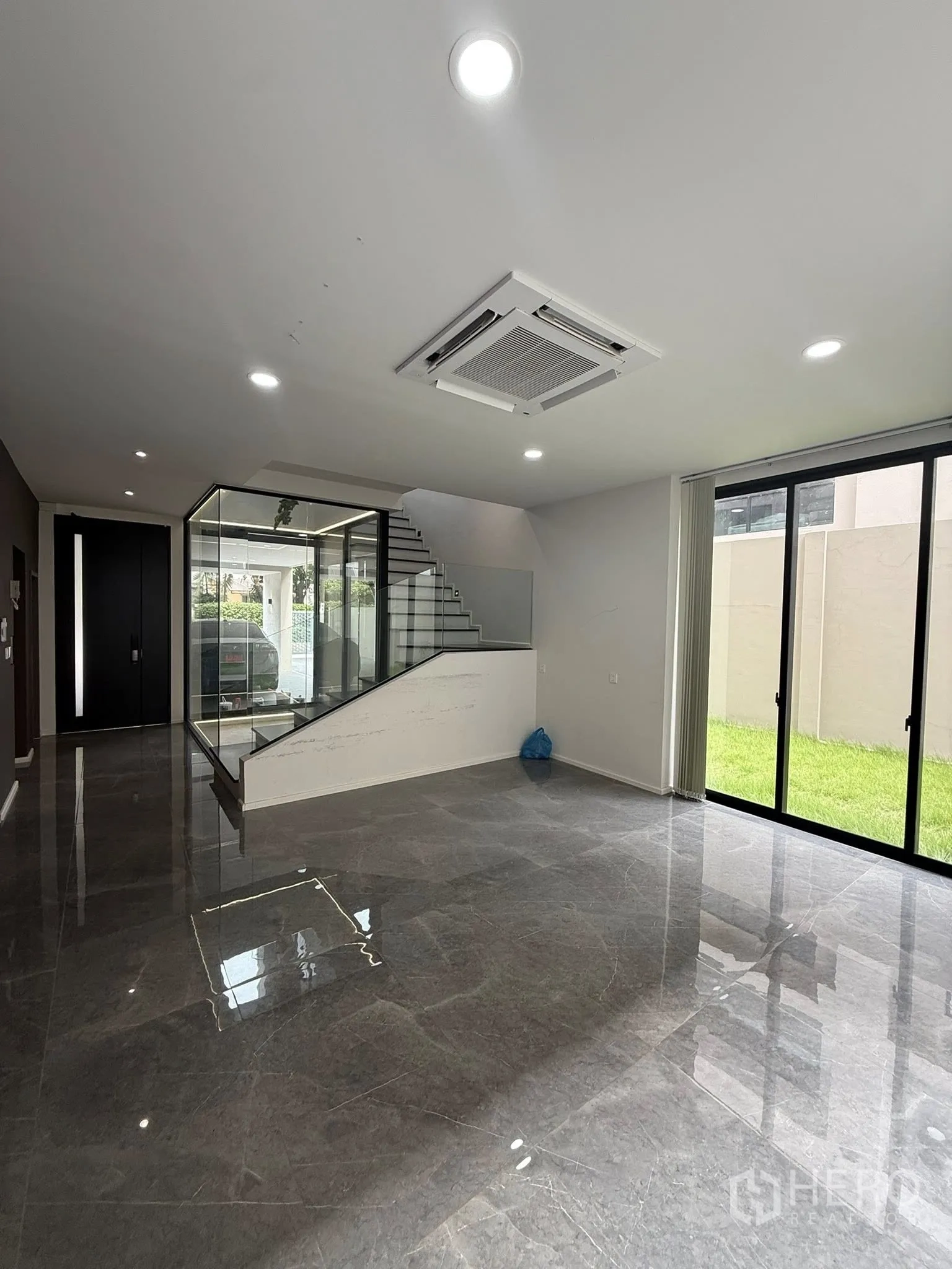 带办公室的家 出租或出售在Lat Phrao, Bangkok - 一层多功能空间，大理石地面，卡式空调，落地推门望草坪。