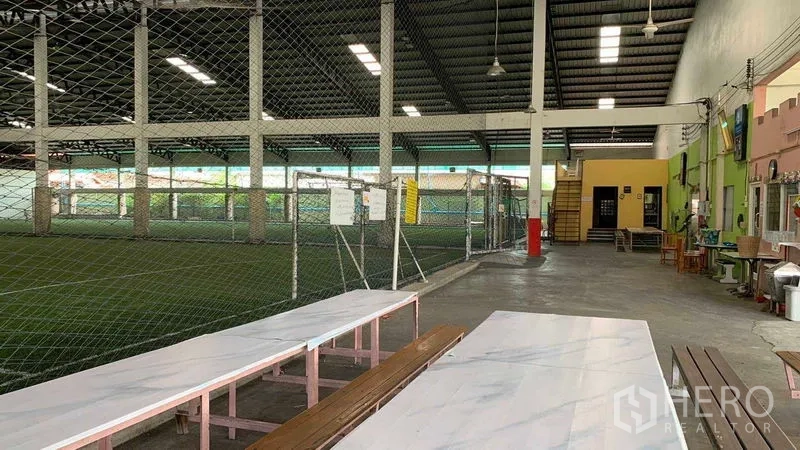 คลังสินค้า ให้เช่าในPhra Pradaeng, Samut Prakan - โซนที่นั่งและโรงอาหารข้างสนามในร่มกั้นตาข่าย