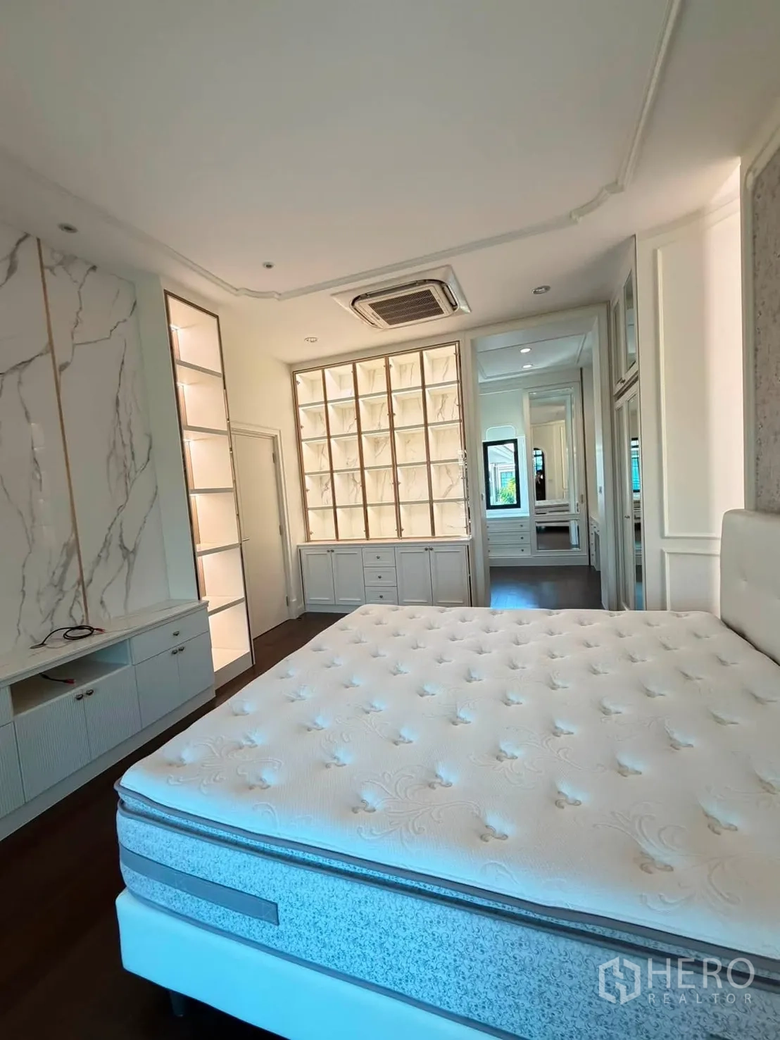 บ้านเดี่ยว for rent or sale in Prawet, Bangkok - มุมมองห้องนอนหลัก พร้อมชั้นโชว์ไฟและทางเข้าห้องแต่งตัว