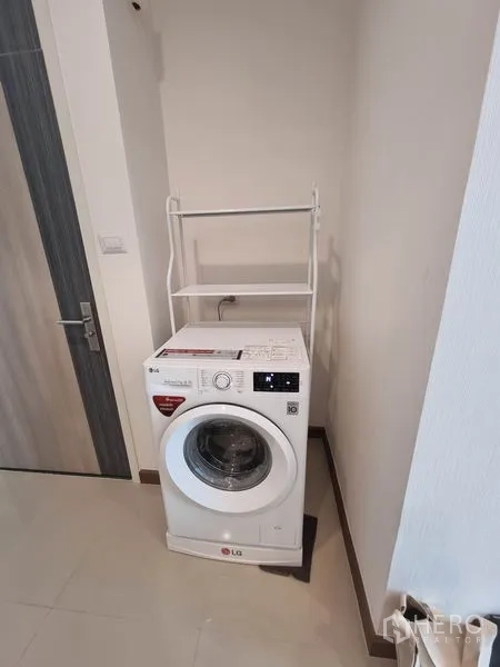 公寓 出租在Ratchathewi, Bangkok - 洗衣角，前开门洗衣机与白色置物架