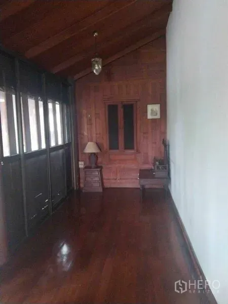 บ้าน ให้เช่าหรือขายในSuan Luang, Bangkok - โถงทางเดินกรุไม้ เพดานสูง รับแสงธรรมชาติจากหน้าต่างด้านข้าง.