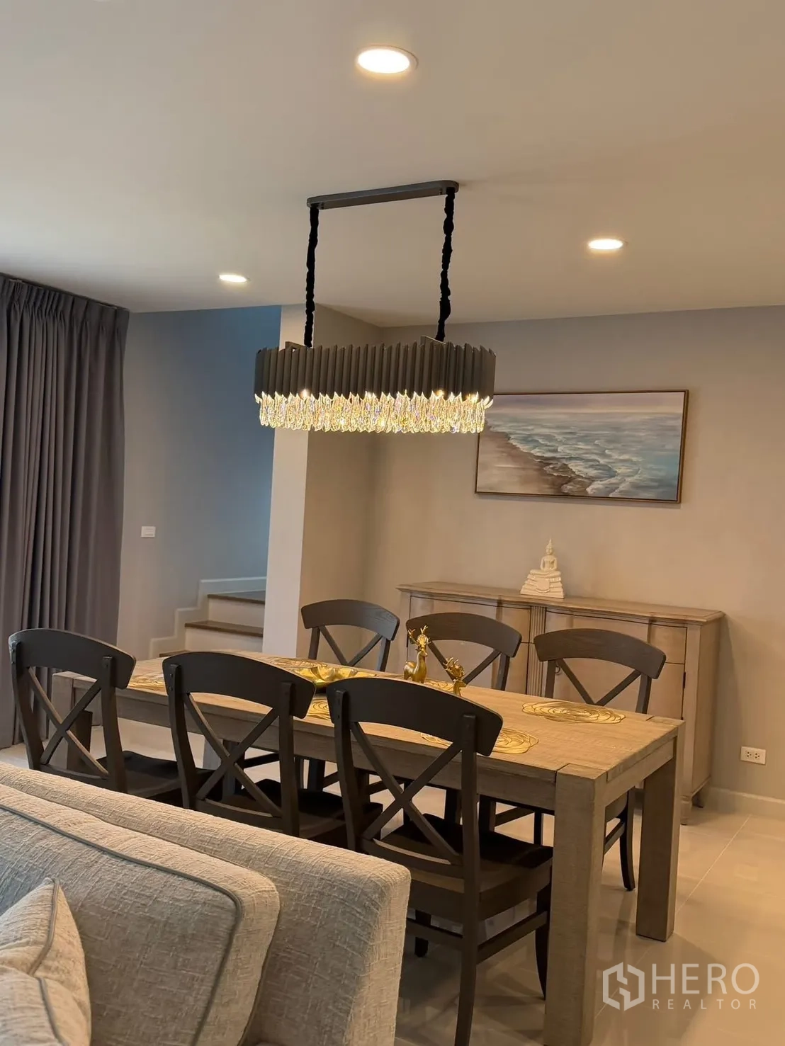 บ้านเดี่ยว for rent in Bang Phli, Samut Prakan - มุมทานอาหารติดบันไดและตู้บัฟเฟต์พร้อมไฟตกแต่ง
