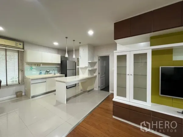 Detached House for rent in Bang Kapi, Bangkok - Open-plan kitchen and living area with TV unit and breakfast island.