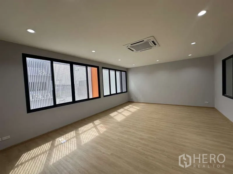 工厂 出租在Lam Luk Ka, Pathum Thani - 大型办公空间，长窗、嵌入式空调与木纹地板