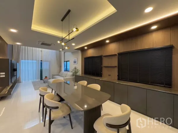 独立式住宅 出租在Bang Phli, Samut Prakan - 开放式客餐厅，天花氛围灯与通高窗帘