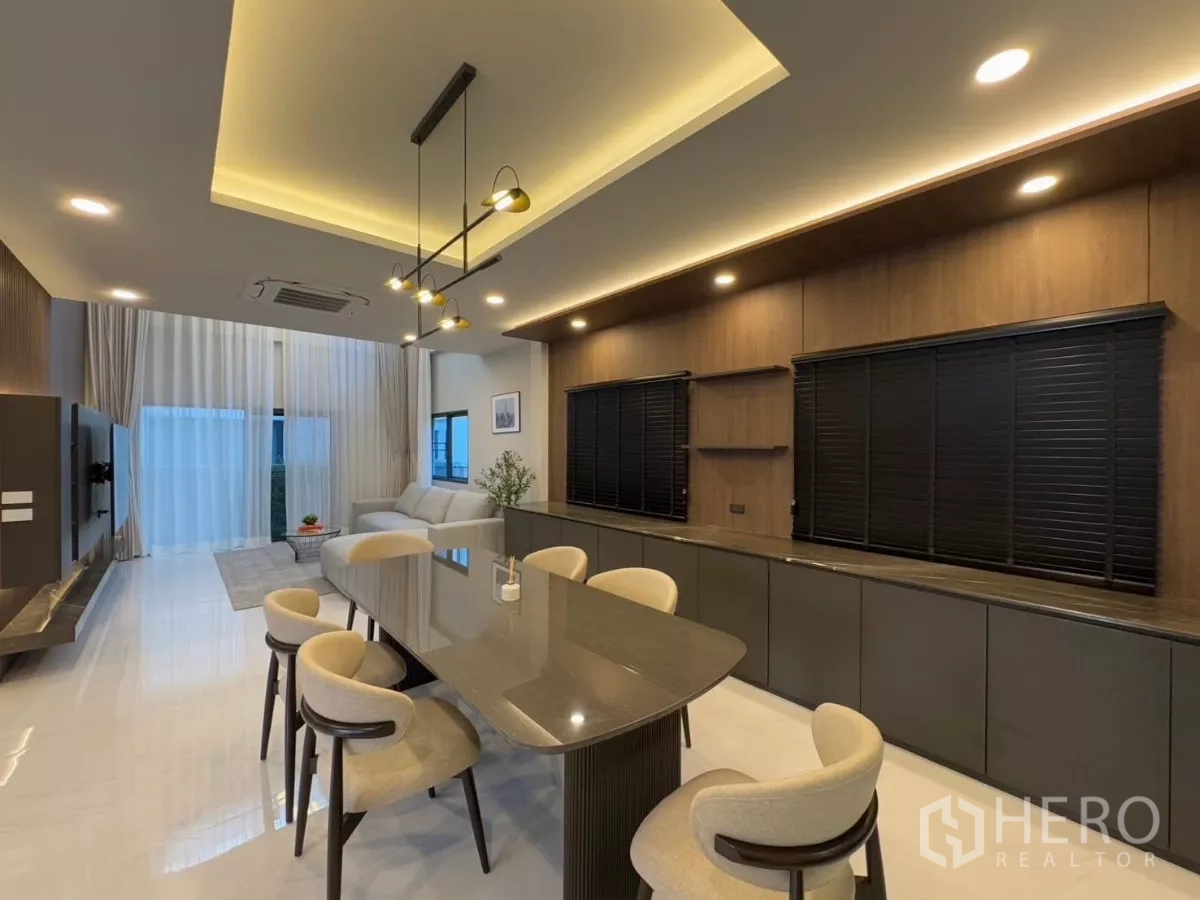 独立式住宅 出租在Bang Phli, Samut Prakan - 开放式客餐厅，天花氛围灯与通高窗帘