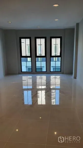 带办公室的家 出租在Suan Luang, Bangkok - 明亮空旷的房间，亮面地砖与四扇高窗，适合办公室或工作室。