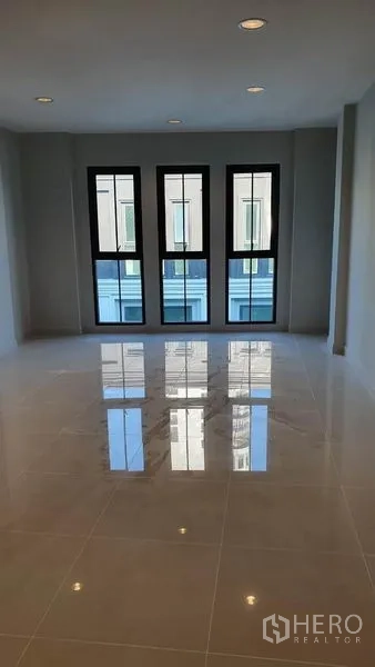 带办公室的家 出租在Suan Luang, Bangkok - 明亮空旷的房间，亮面地砖与四扇高窗，适合办公室或工作室。
