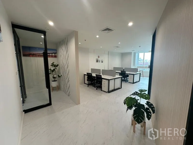 สำนักงาน ให้เช่า - โถงทางเข้าแต่งต้นไม้ เชื่อมสู่โซนทำงานแบบเปิดโปร่ง