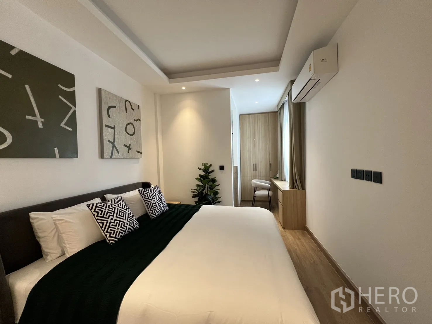 ทาวน์เฮาส์ ขายในWatthana, Bangkok - ห้องน้ำผนังลายหินอ่อน ตู้อาบน้ำกระจก และเคาน์เตอร์อ่างล้างหน้า