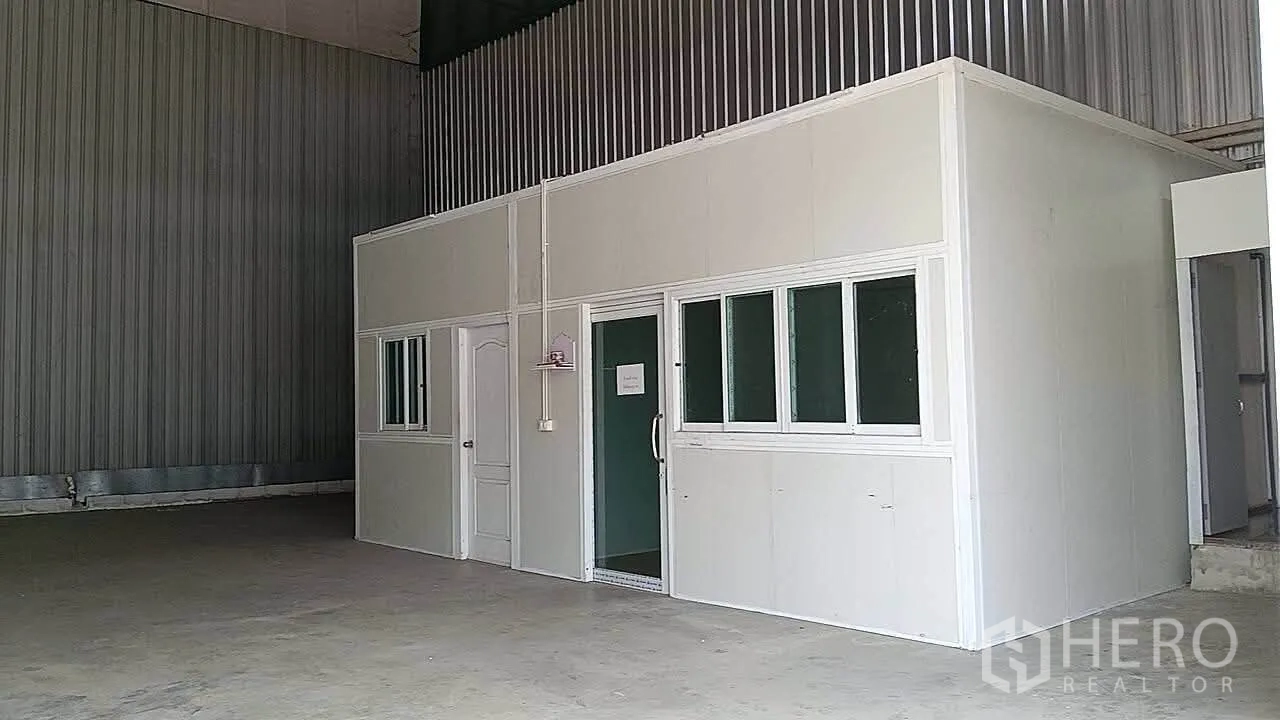 仓库 for rent in Bang Phli, Samut Prakan - 仓库内的模块化办公室，配有窗户与门。