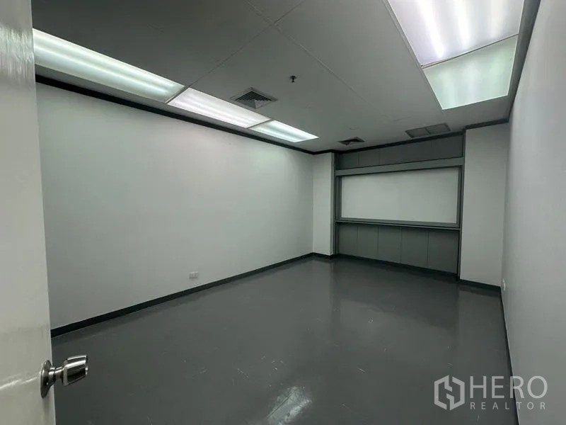 办公空间 出租在Yan Nawa, Bangkok - 封闭会议室，嵌入式照明、通风口和内置搁架。