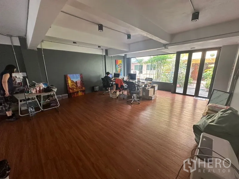 带办公室的家 出租在Sathon, Bangkok - 明亮办公区，推拉玻璃门通往小花园庭院。