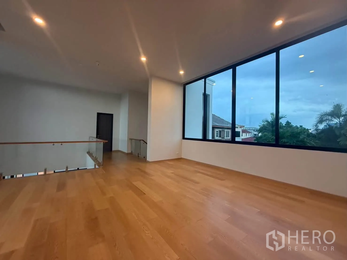 บ้านเดี่ยว for rent in Bang Khen, Bangkok - ห้องแฟมิลี่ชั้นบนพื้นไม้และหน้าต่างบานกว้าง