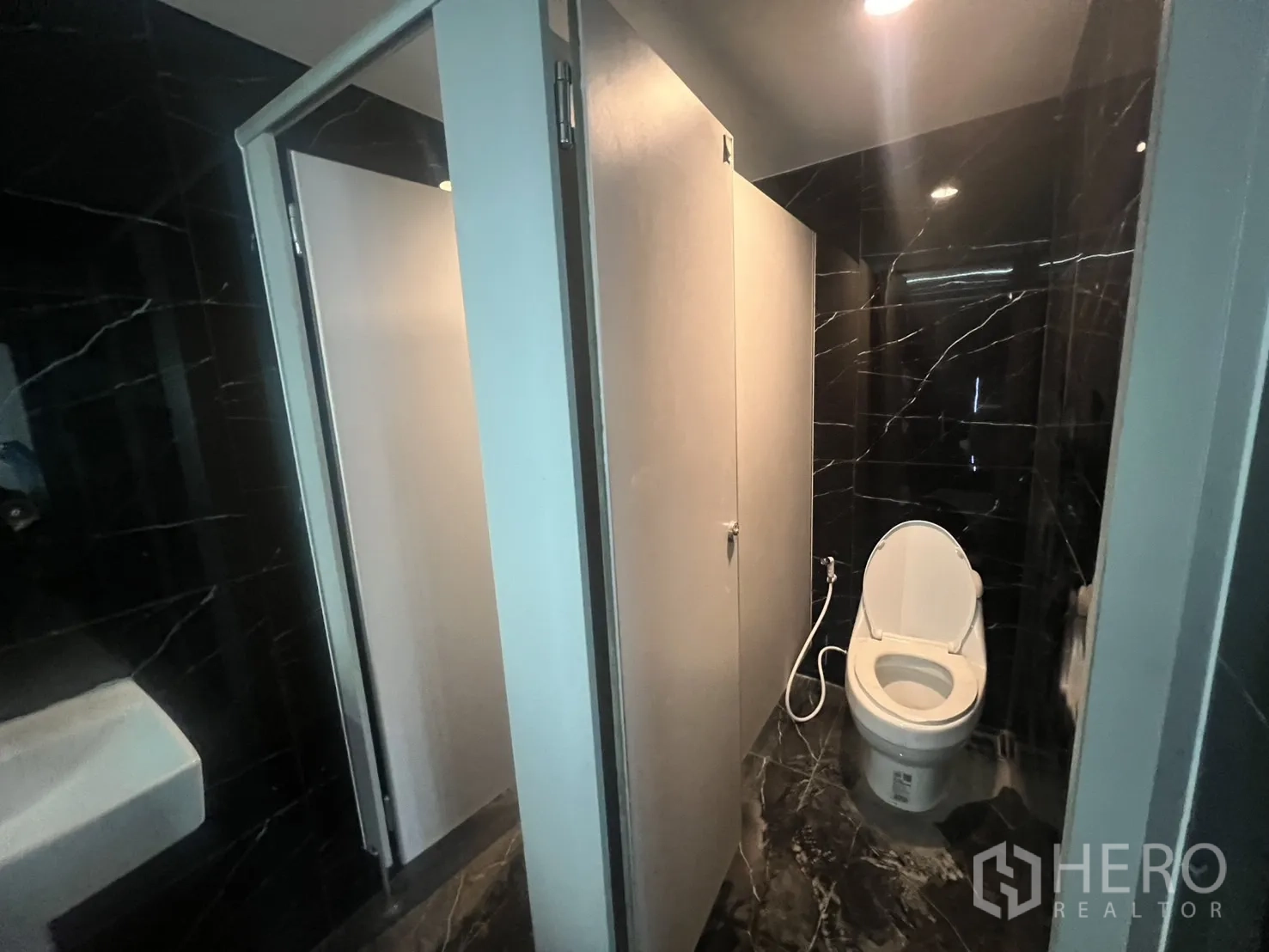 店屋 出租在Watthana, Bangkok - 隔间卫生间，白色坐便器与亮面黑色地砖。