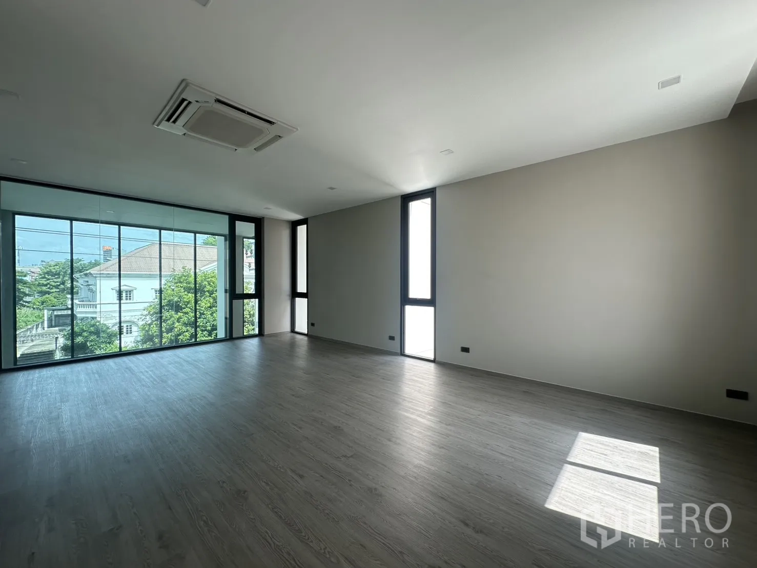 家庭办公室 for rent or sale in Suan Luang, Bangkok - 宽敞房间铺木纹地板，吊顶嵌入式空调。