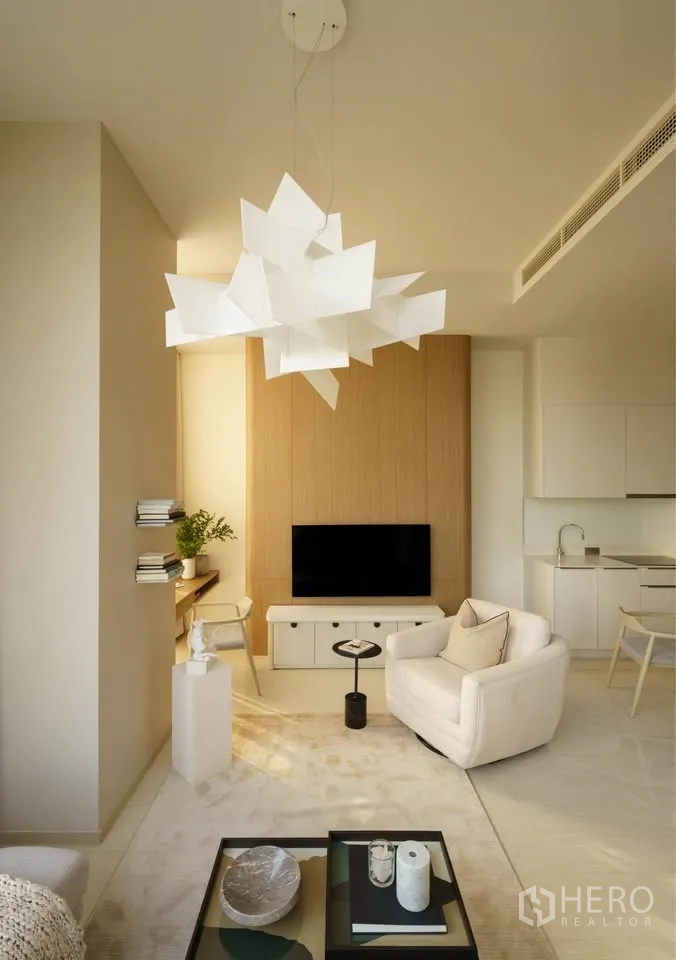 公寓 for rent in Bang Rak, Bangkok - 明亮客厅配雕塑感吊灯、电视柜与内置工作台。
