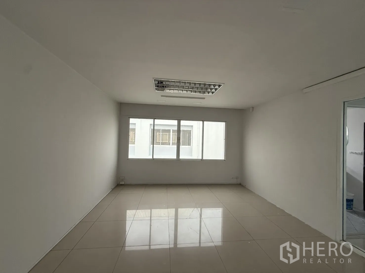 办公空间 出租在Bueng Kum, Bangkok - 小型内间办公室，带窗与嵌入式照明。