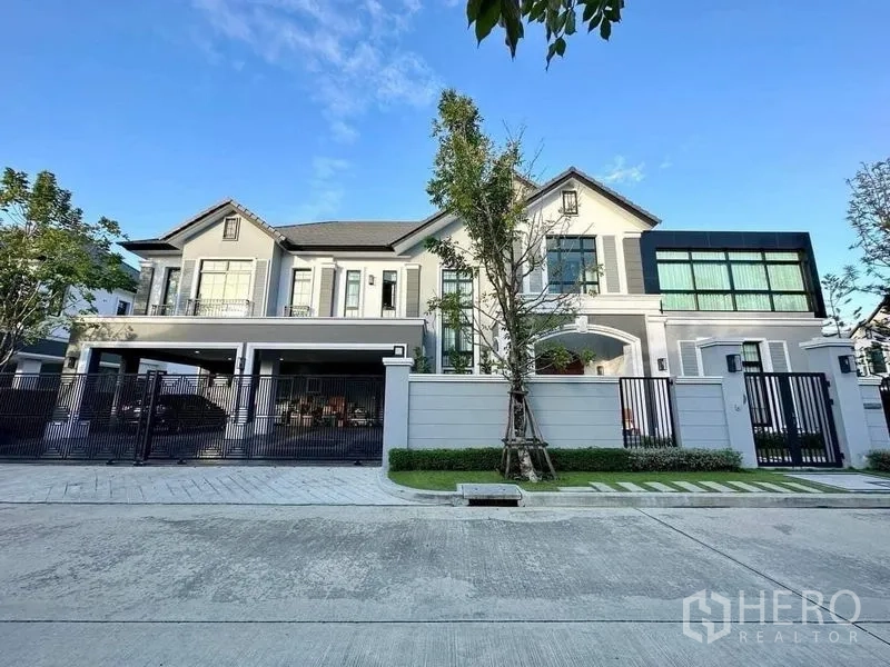 独立式住宅 出售 - 曼谷他威瓦他那区豪华两层独栋房，带围栏与车库的正立面。