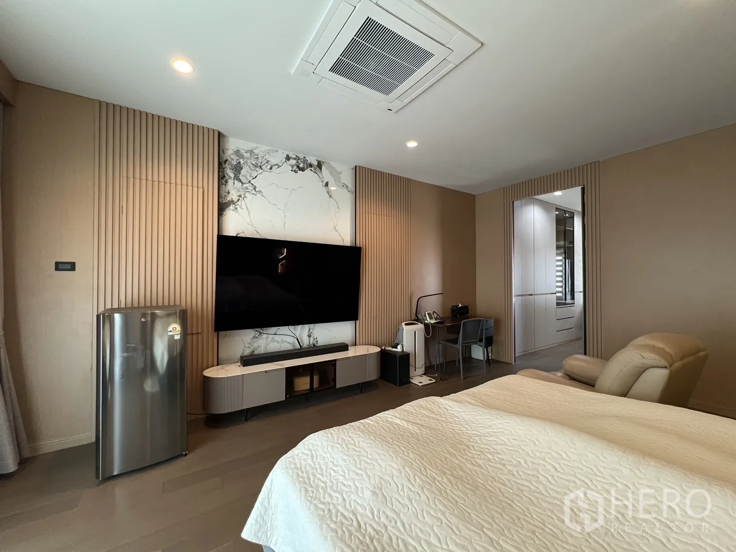 独立式住宅 出租或出售在Mueang Pathum Thani, Pathum Thani - 主卧望向电视墙与步入式衣帽间入口。