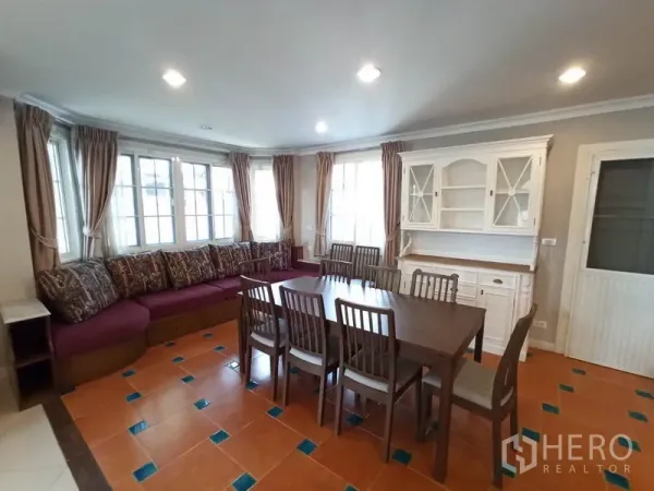 บ้าน ให้เช่าในMueang Samut Prakan, Samut Prakan - มุมทานอาหารโต๊ะ 8 ที่นั่ง พร้อมเบย์วินโดว์บิลต์อินและตู้โชว์สีขาว