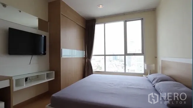 คอนโด ให้เช่าในWatthana, Bangkok - ห้องนอนหลัก เตียงคิง หน้าต่างบานใหญ่ และทีวีติดผนัง
