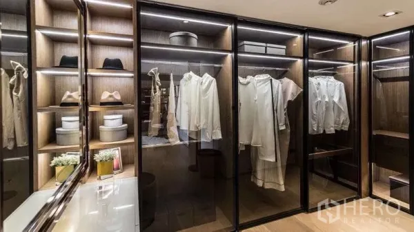 带办公室的家 出售在Suan Luang, Bangkok - 步入式衣帽间，玻璃衣柜与灯带