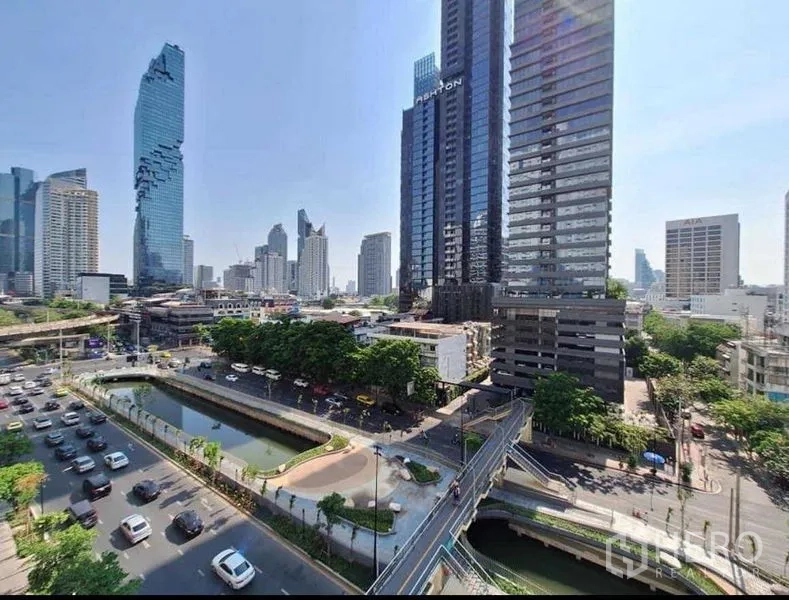 คอนโด ให้เช่าในBang Rak, Bangkok - วิวสกายไลน์สาทร–สีลม เห็นมหานครและถนนคับคั่งจากคอนโด