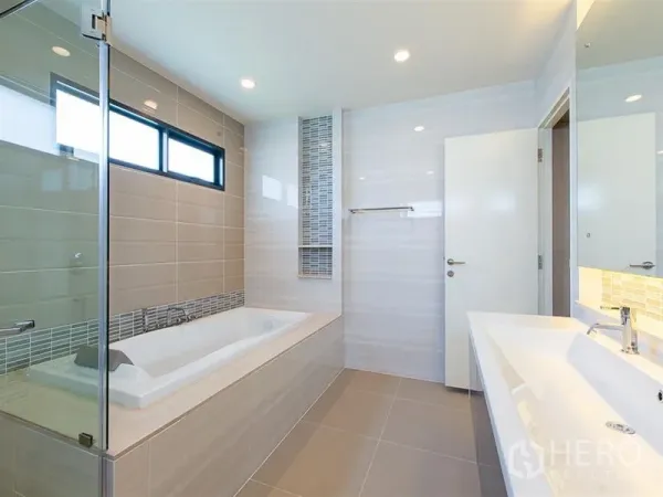บ้าน ให้เช่าหรือขายในPrawet, Bangkok - ห้องน้ำร่วมสมัย อ่างอาบน้ำ ฝักบัวกระจก และอ่างล้างหน้าคู่