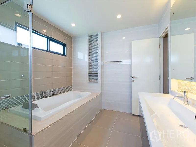 บ้าน ให้เช่าหรือขายในPrawet, Bangkok - ห้องน้ำร่วมสมัย อ่างอาบน้ำ ฝักบัวกระจก และอ่างล้างหน้าคู่