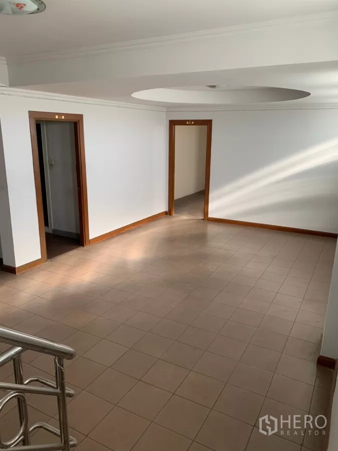 Factory for rent in Bang Phli, Samut Prakan - Upstairs landing with tiled floor and multiple office doors.