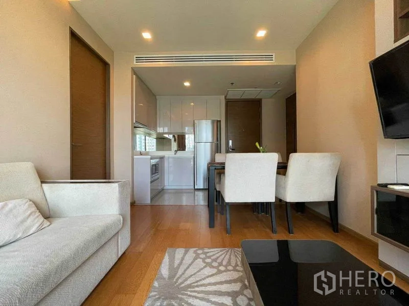 公寓 出租在Bang Rak, Bangkok - 开放式客餐厅与装备齐全的厨房，木地板