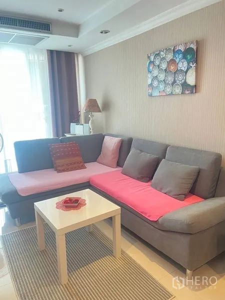 คอนโด ขายในWatthana, Bangkok - ห้องนั่งเล่นสว่าง โซฟาเข้ามุม โต๊ะกลาง และประตูกระจกเต็มบานในคอนโดวัฒนา