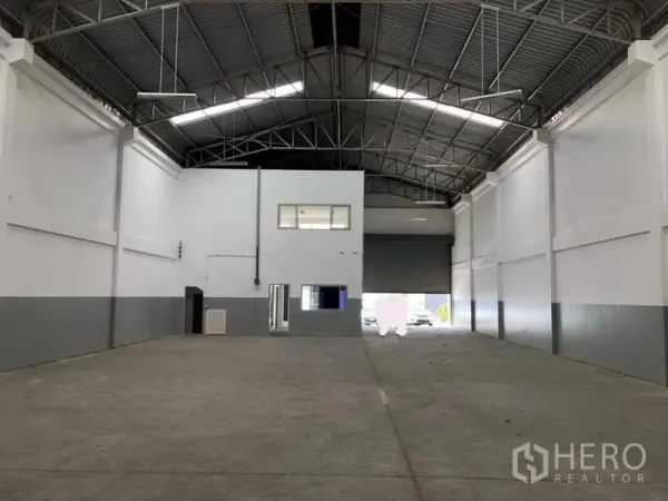 โรงงาน ให้เช่าในKhlong Luang, Pathum Thani - มุมมองภายในคลังสินค้าไปยังประตูม้วนขนถ่ายสินค้า และบล็อกออฟฟิศชั้นลอย