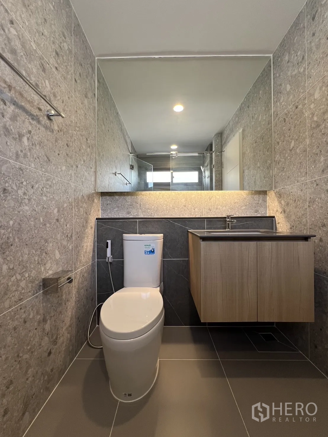 独立式住宅 出租或出售在Bang Kapi, Bangkok - 次卧工作区墙面，悬空搁板与自然采光。