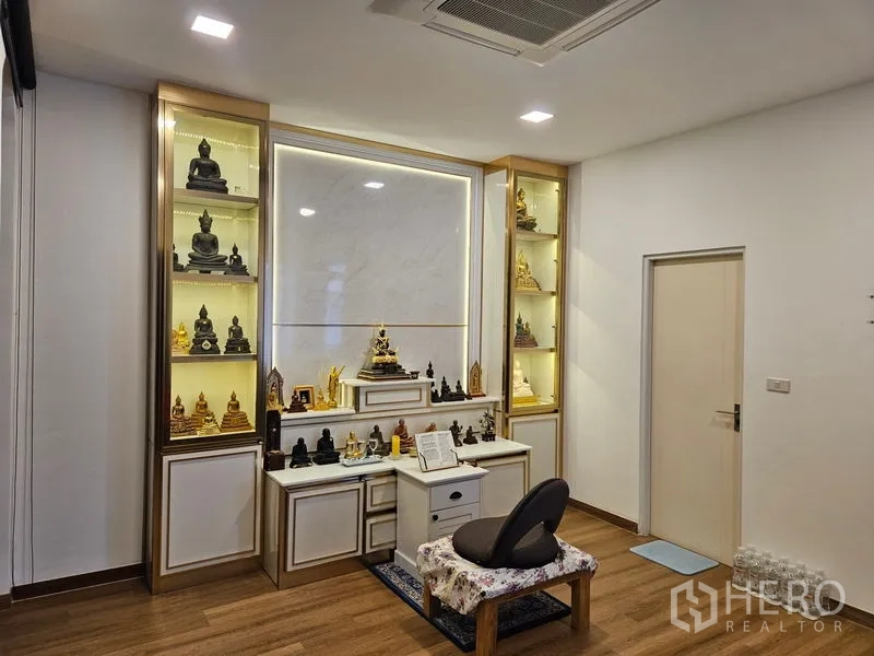 独立式住宅 出售在Thawi Watthana, Bangkok - 供奉室，内置照明展示柜与祭台。