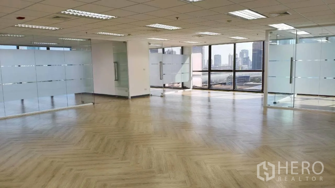 สำนักงาน for rent in Ratchathewi, Bangkok - ภายในออฟฟิศ ห้องประชุมกระจกฝ้า วิวกระจกบานใหญ่และพื้นไม้