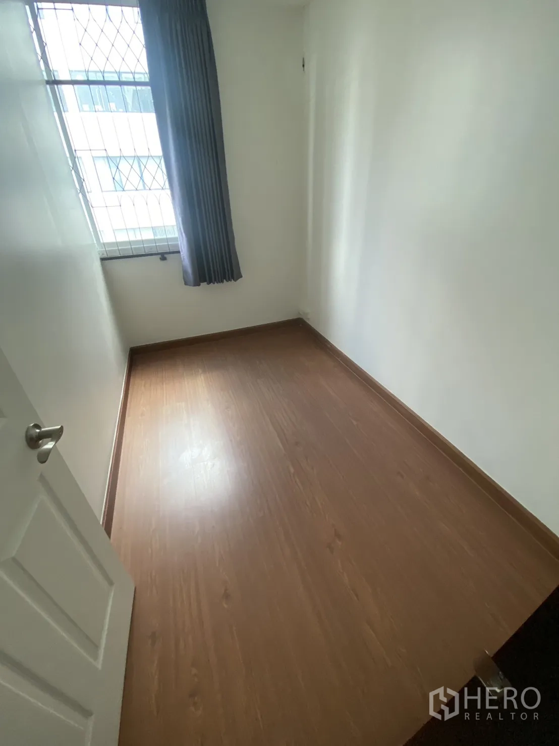 ตึกแถว for rent in Bang Rak, Bangkok - ห้องแคบมีหน้าต่าง ม่าน และเหล็กดัด