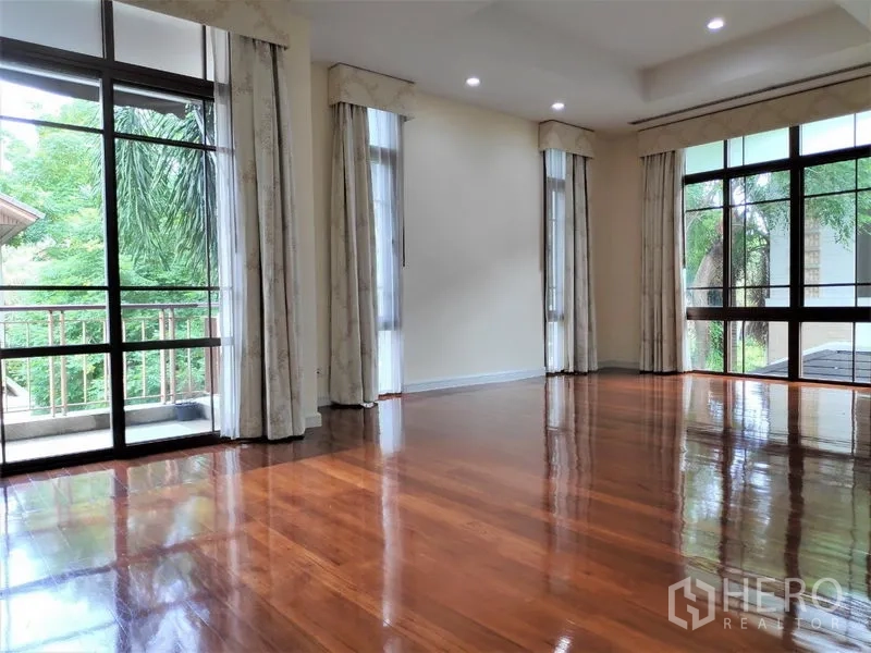 บ้าน ให้เช่าในWatthana, Bangkok - ห้องนอนหรือห้องครอบครัวชั้นบน เปิดออกสู่ระเบียง หน้าต่างขนาดใหญ่ พื้นไม้จริง